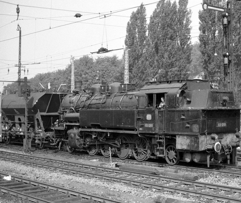 93 1201, rangiert Güterwagen; Bf Horrem
