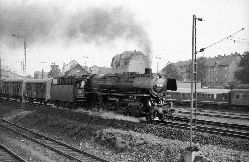 44 1681, vor Güterzug; bei Gießen