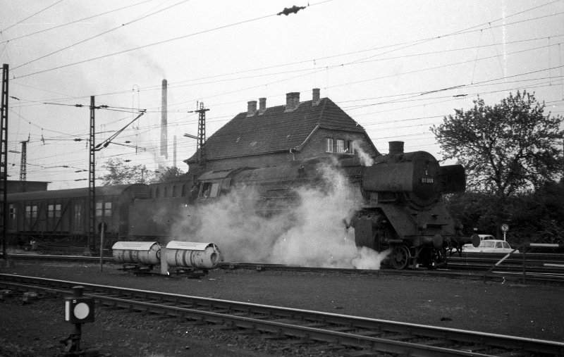 01 008 bei Anfahrt vor Zug; Bf Köln-Deutz