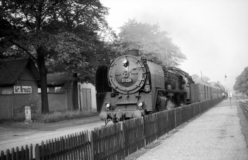 01 226, vor Zug; Bf Groß-Kreutz