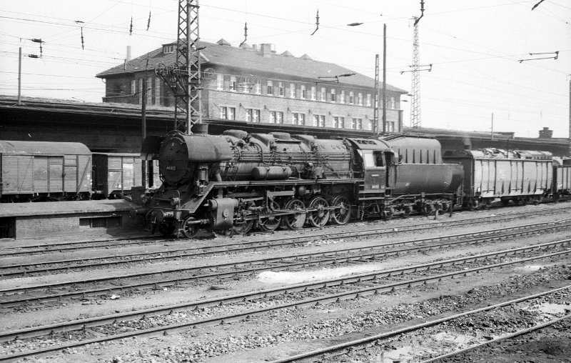44 612, vor Zug. Kohlenstaub-Lok; Bf Erfurt Hbf