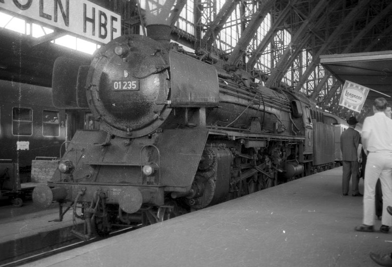 01 235; Bf Köln Hbf Bahnhofshalle