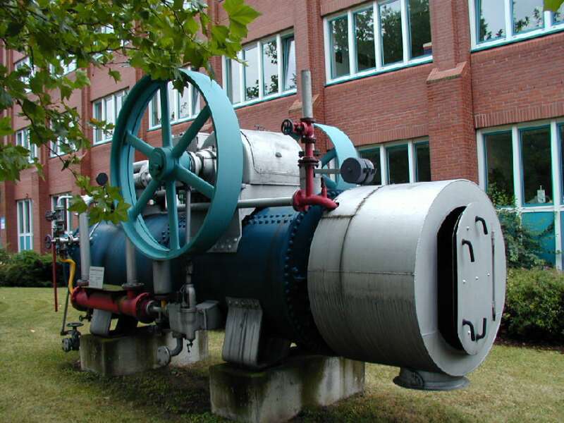 Dampfmaschine: vor dem TÜV-Verwaltungsgebäude