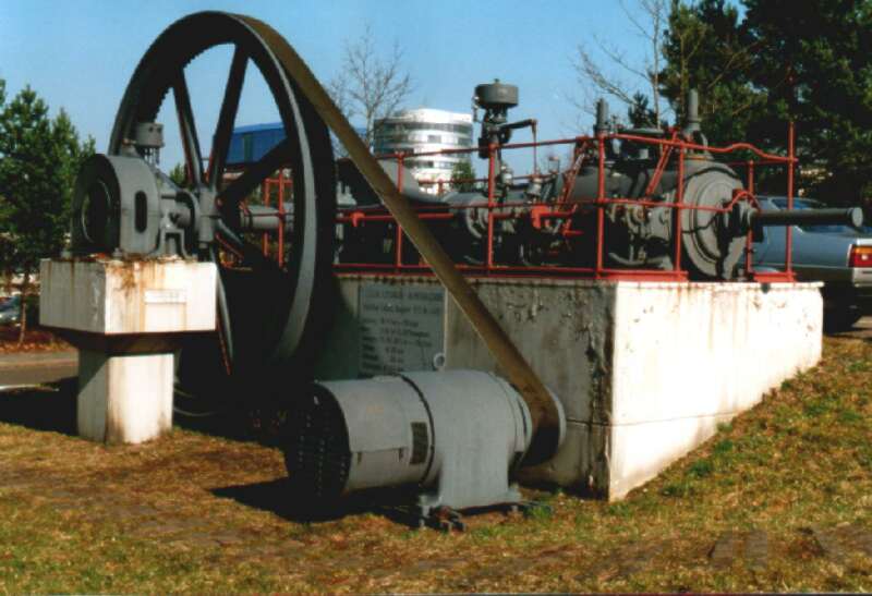 Dampfmaschine: Schwungrad, Steuerung und Generator