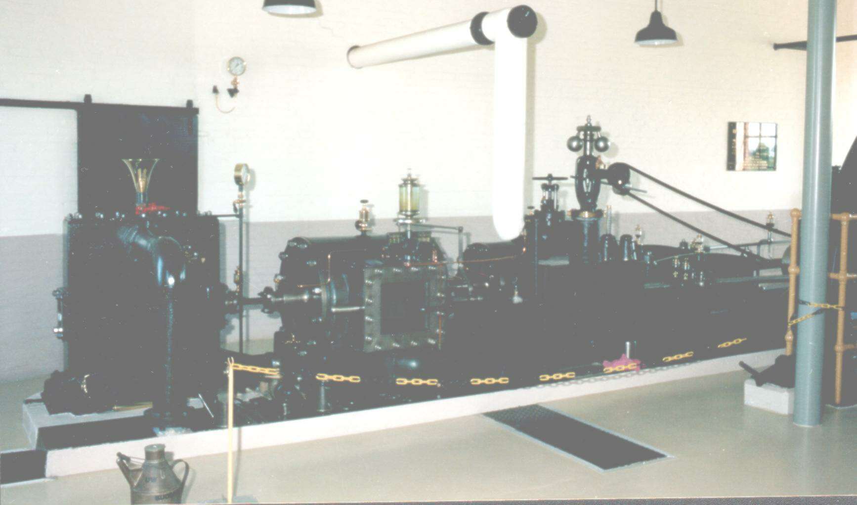 Dampfpumpe: Zylinder und Naßluftpumpe (ganz links)