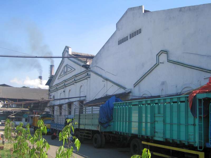 Pabrik Gula Candi Baru: Außenanlage / Pemandangan di luar
