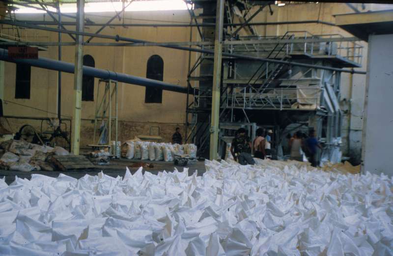 Pabrik Gula Sindanglaut: Zuckerlager, Abfüllstation hinten