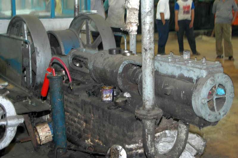 Dampfpumpe: halbseitlich Pumpzylinder vorn rechts