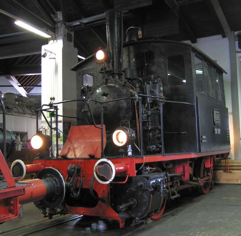 Dampflokomotive: Ansicht von links vorn