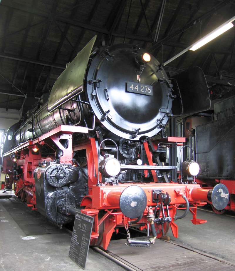 Dampflokomotive: Ansicht von rechts vorn