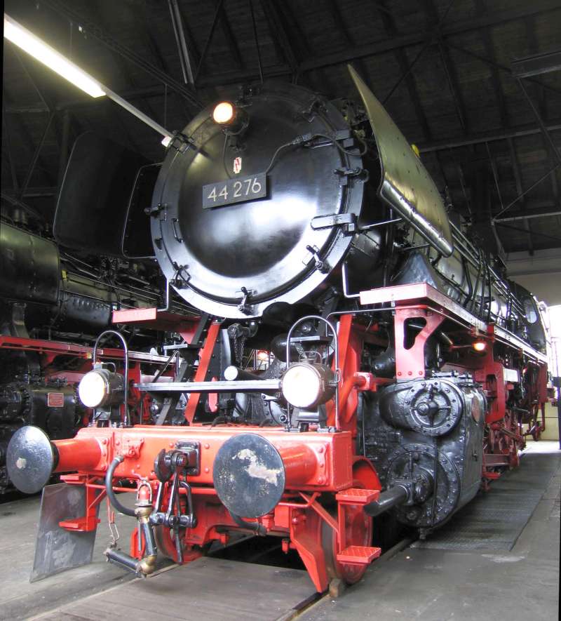 Dampflokomotive: Ansicht von links vorn