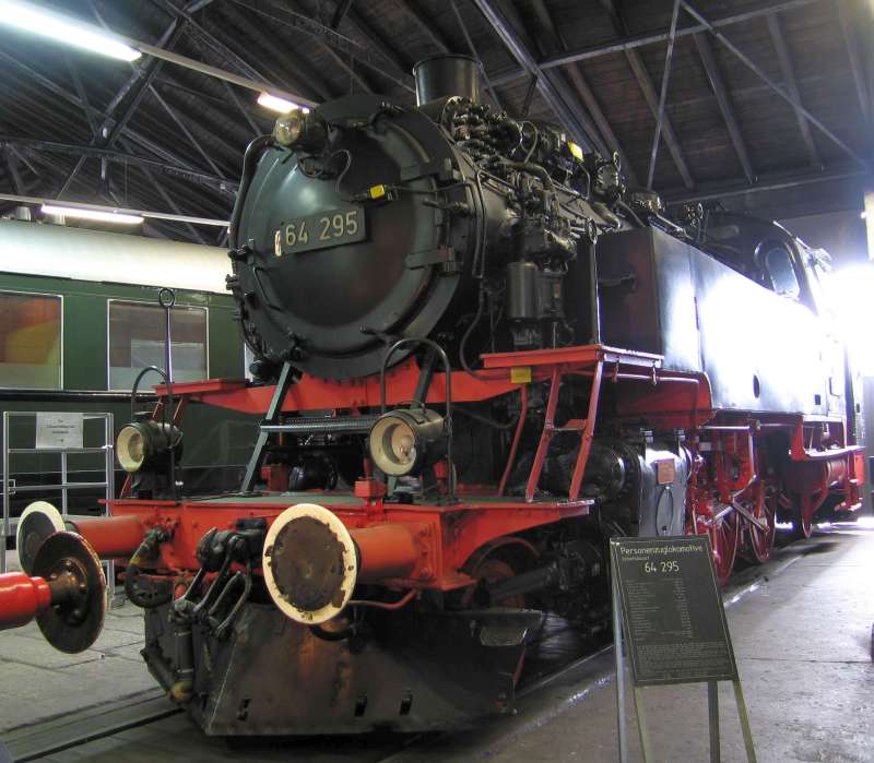 Dampflokomotive: Ansicht von links, mit Schneepflug