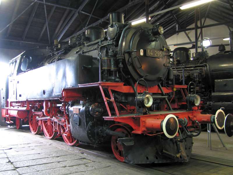 Dampflokomotive: Ansicht von rechts, mit Schneepflug