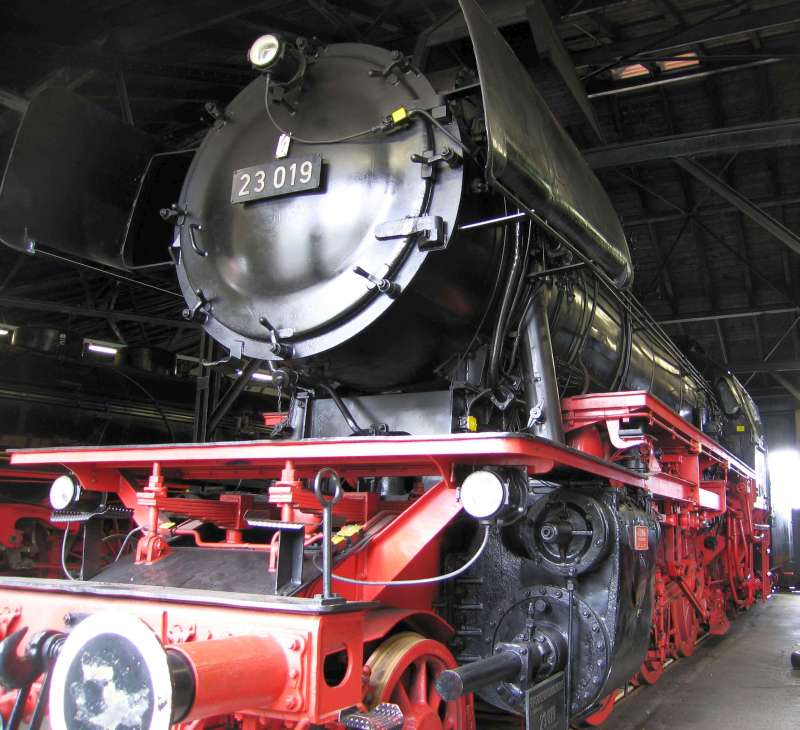 Dampflokomotive: Ansicht links von vorn