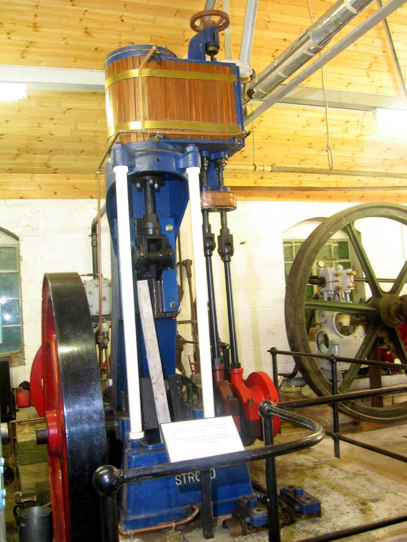 Dampfmaschine: Vorderseite (Schwungrad links)