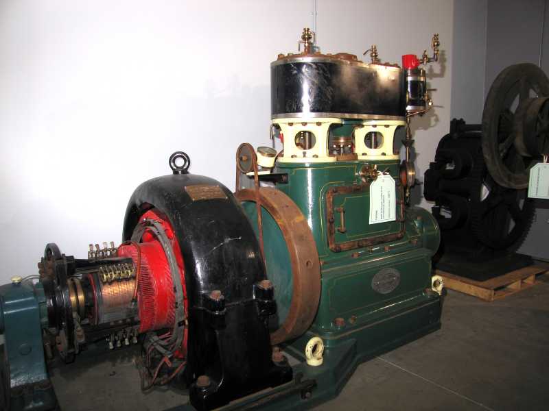 Dampfmotor: Ansicht (Generator im Vordergrund)