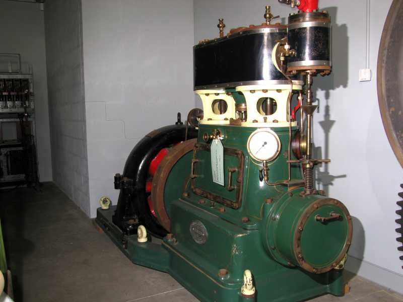 Dampfmotor: Hochdruckzylinder und Regler vorn rechts