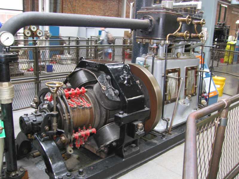Dampfmotor: ND-Zylinder in Bildmitte