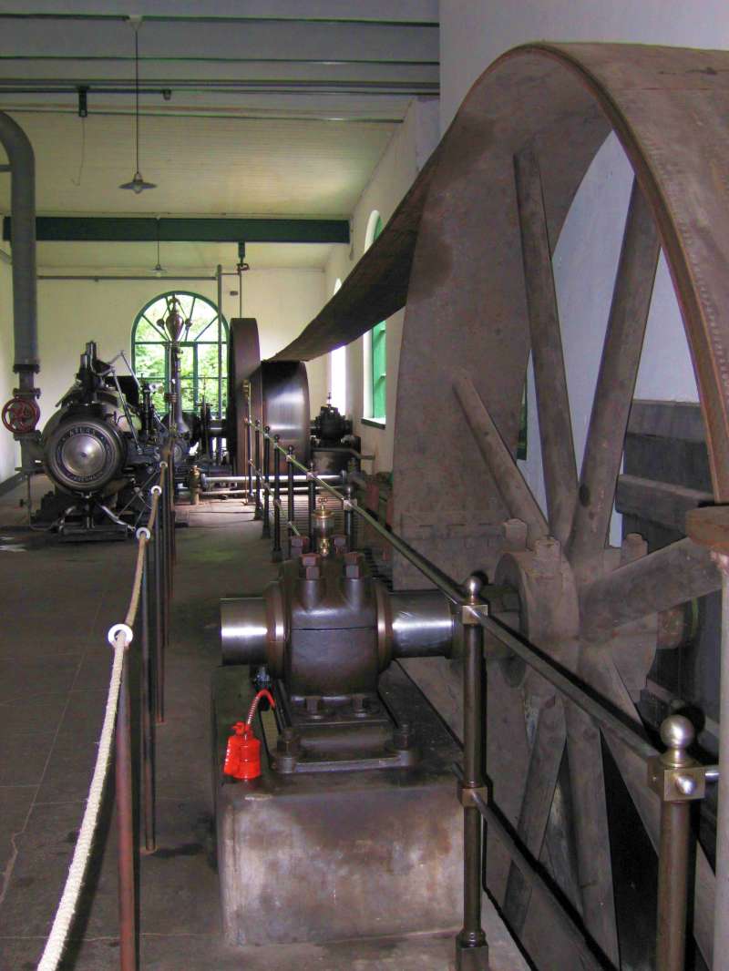 Dampfmaschine: im Hintergrund, mit Riementrieb