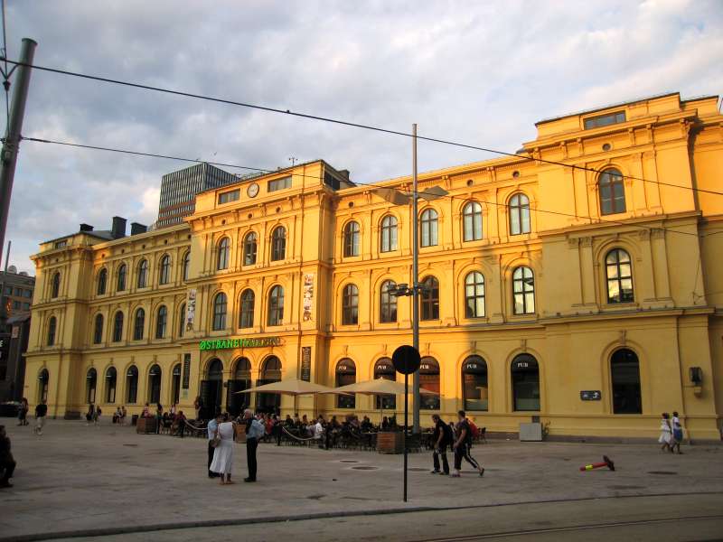 Bahnhofsgebäude: Stirnseite