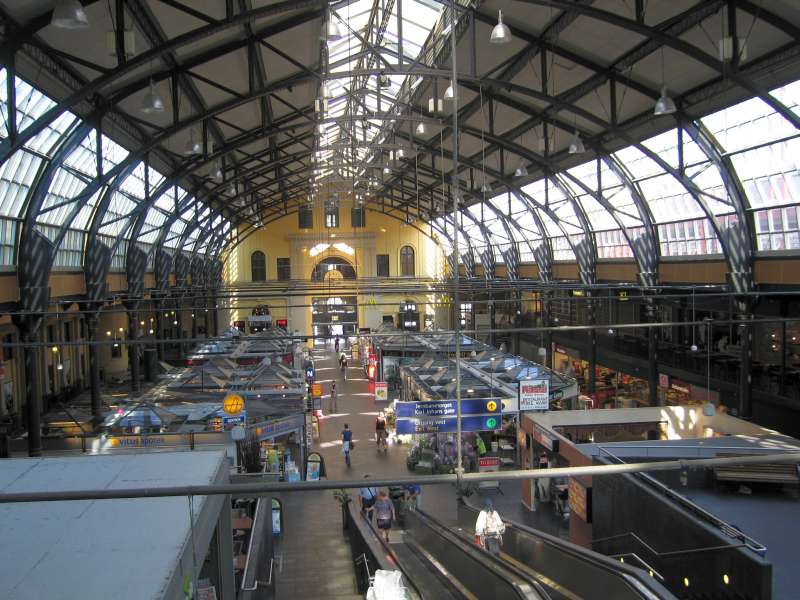 Bahnhofsgebäude: Schalterhalle (mit den Gleisen im Rücken)