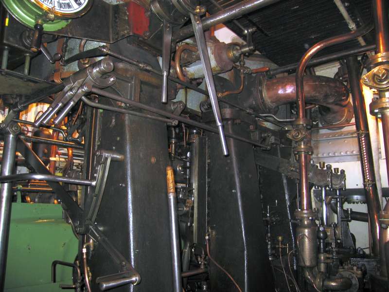 Schiffsdampfmaschine: Maschinenständer