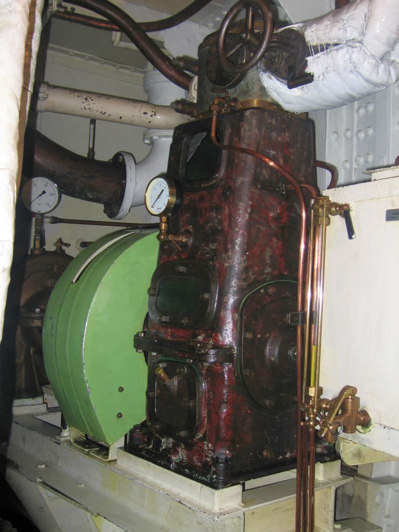 Dampfmotor: Pumpe links im Hintergrund