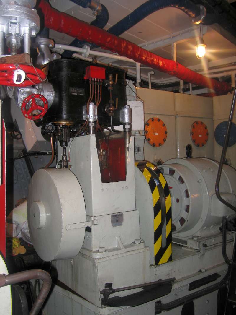 Dampfmotor: Generator im Hintergrund