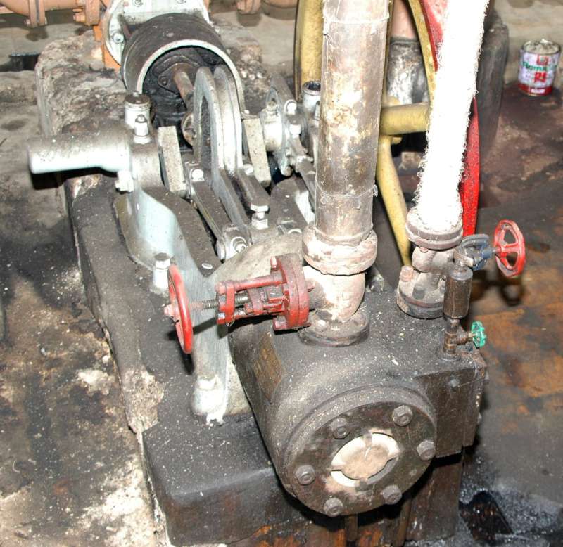 Dampfpumpe: Dampfmaschine im Vordergrund