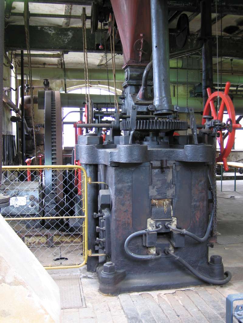 Dampfmaschine: Brikett-Auslauf der Brikettpresse