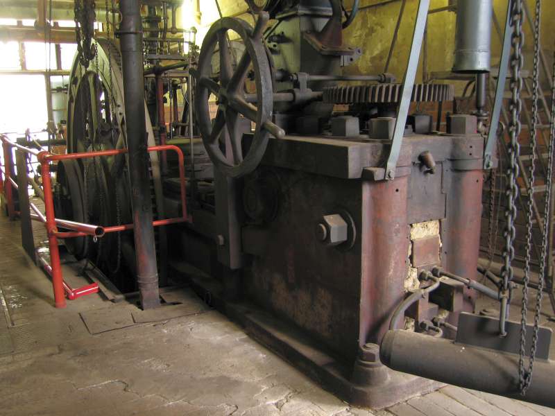 Dampfmaschine: Rechts die eigentliche Brikettpresse