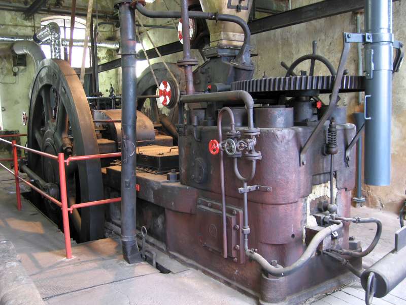 Dampfmaschine: Brikettpresse rechts