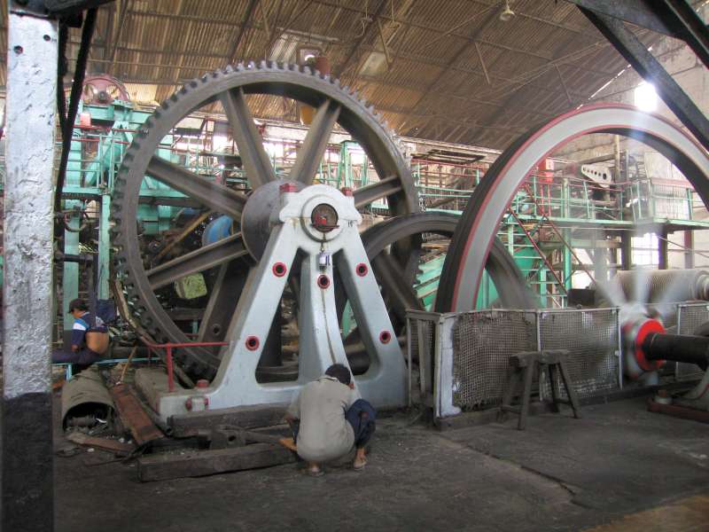 Dampfmaschine: Getriebe der 4. Mühle; rechts das Schwungrad
