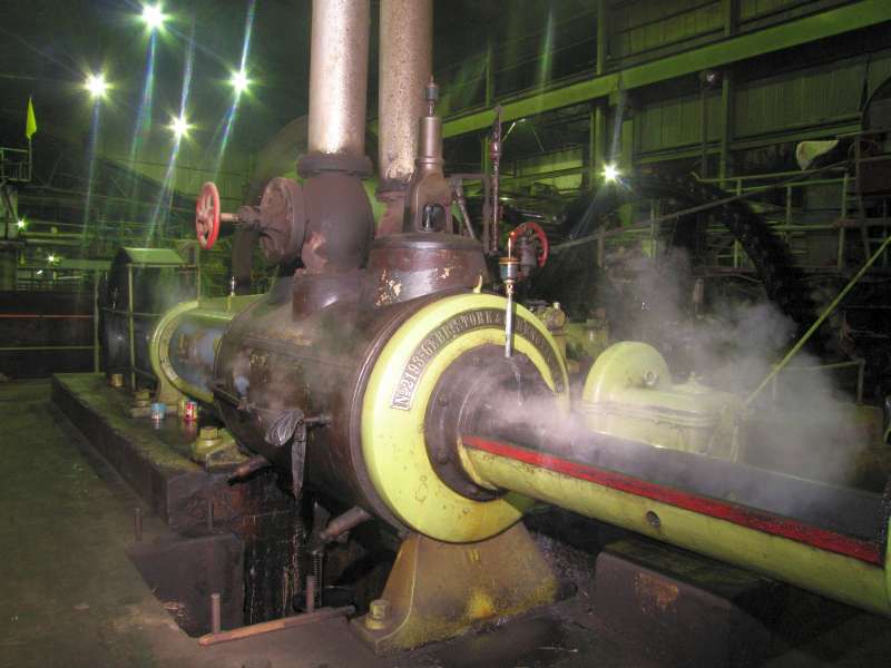 Dampfmaschine: Außenseite, Kolbenstange vorn rechts