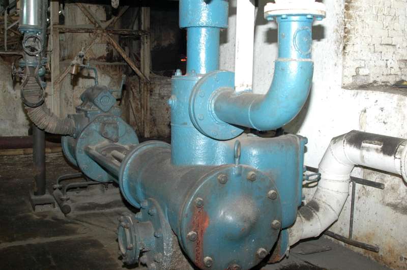Dampfpumpe: Pumpzylinder im Vordergrund