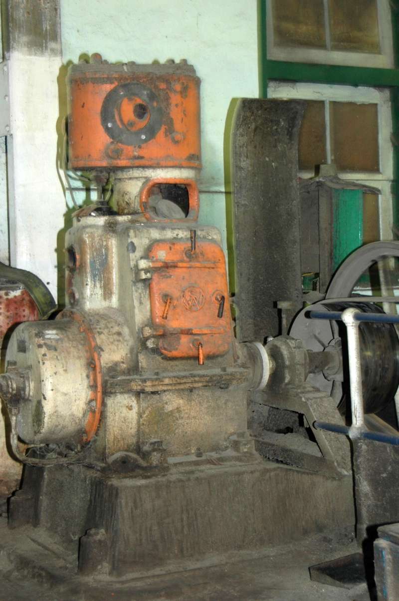 Dampfmaschine: Regler links, Riementrieb rechts