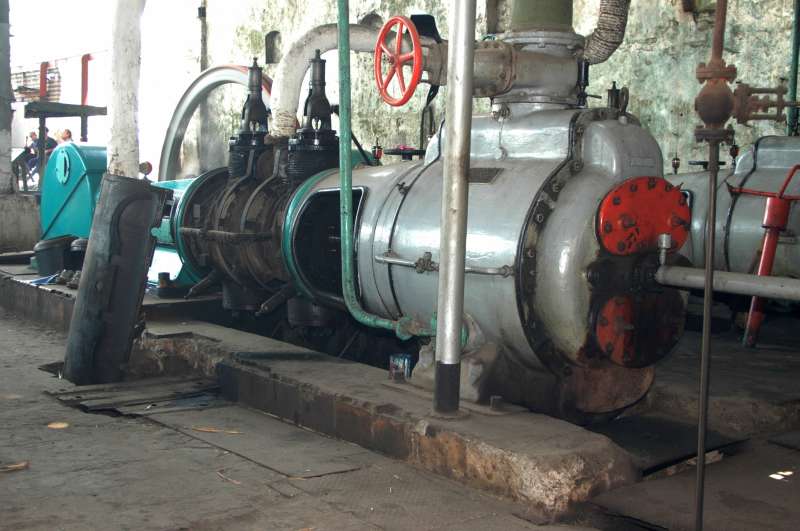 Dampfpumpe: Linke Maschinenhälfte, rechts der Pumpzylinder