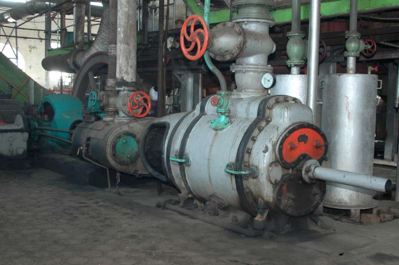 Dampfpumpe: Pumpzylinder rechts im Vordergrund