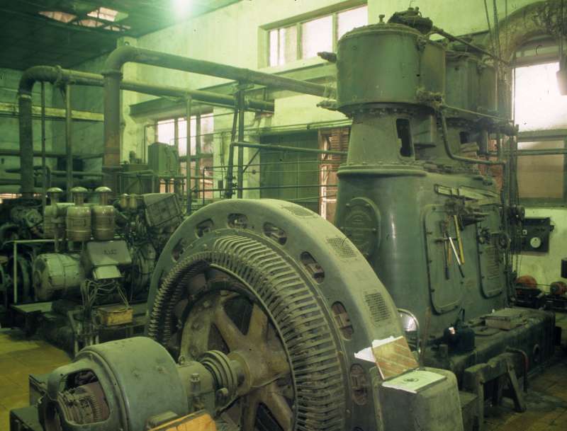 Zwillingsdampfmaschine: Generator links im Vordergund