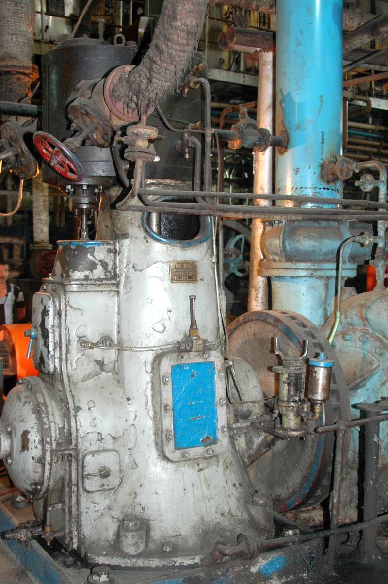 Dampfpumpe: Dampfmaschine, Schwungrad rechts