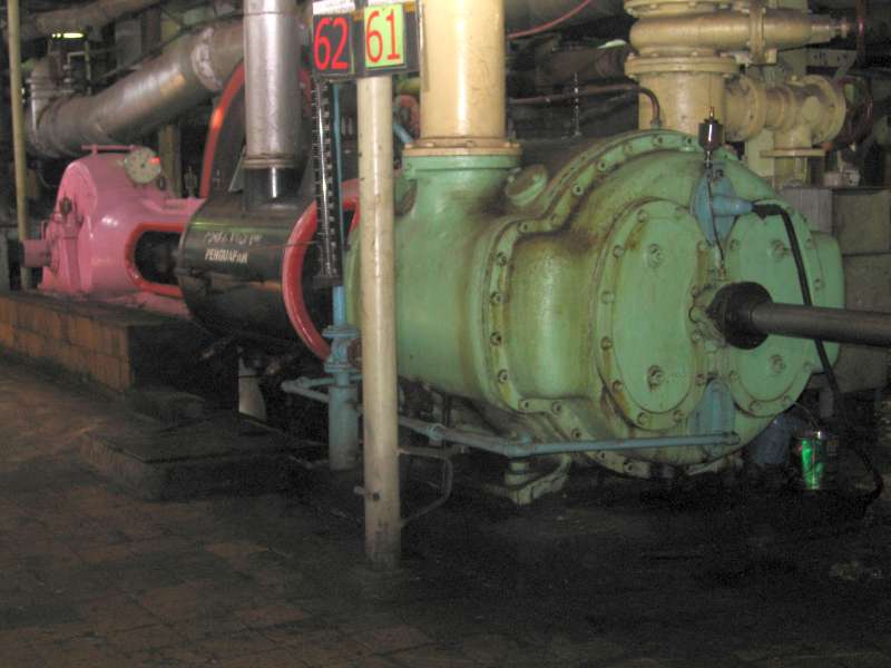 Dampfpumpe: Pumpzylinder im Vordergund
