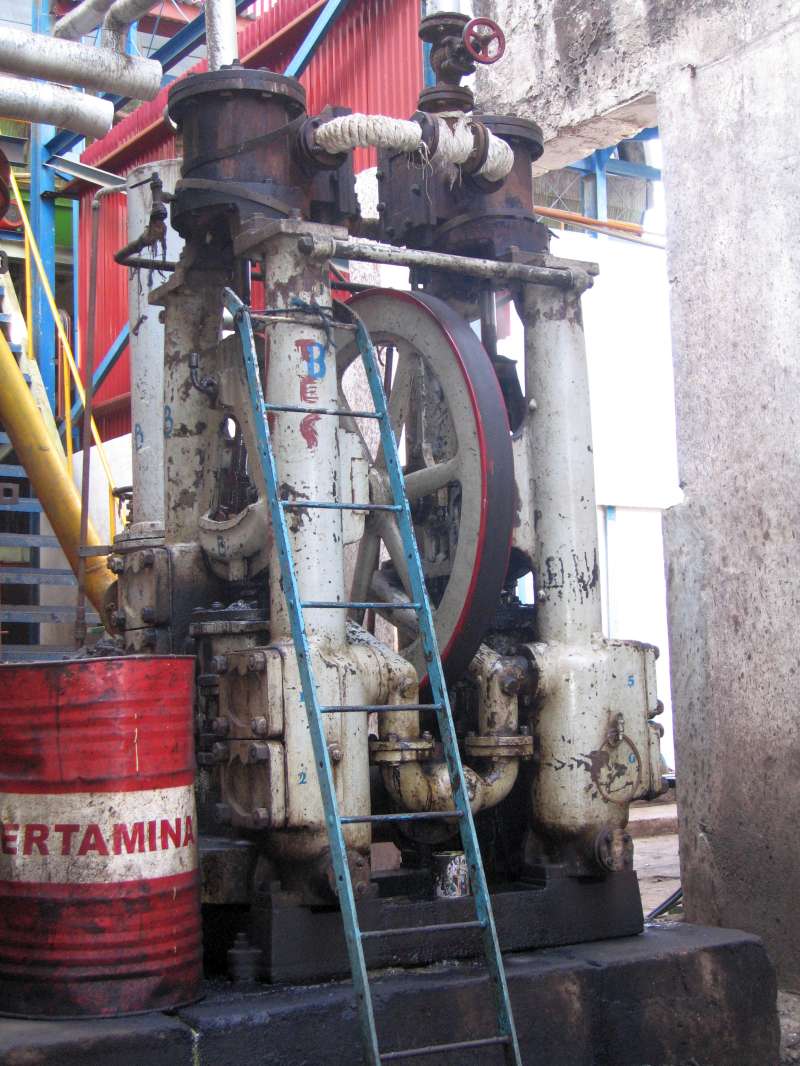 Zwillingsdampfmaschine: während der Neuaufstellung (2007)