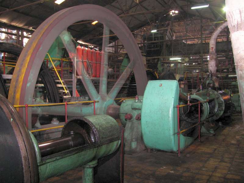 Dampfmaschine: Kurbel-Seite, von außen