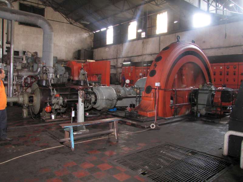 Dampfmaschine: Steuerungsseite; Schwungradgenerator rechts