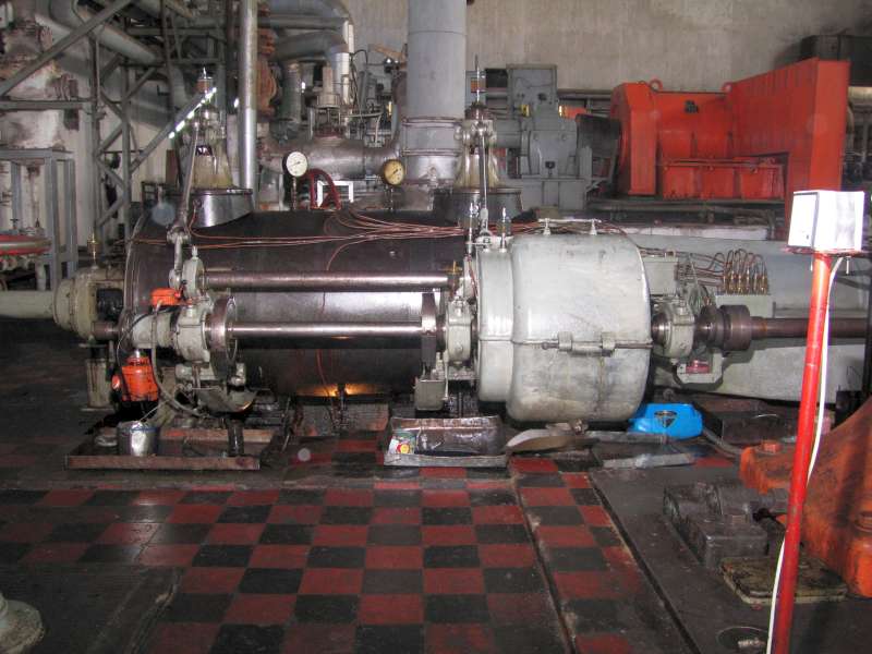 Dampfmaschine: Zylinder mit Regler (rechts) und Steuerung