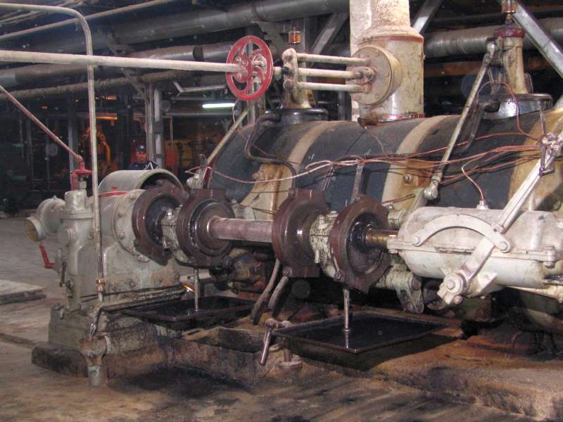 Dampfmaschine: Zylinder mit Regler und Steuerung