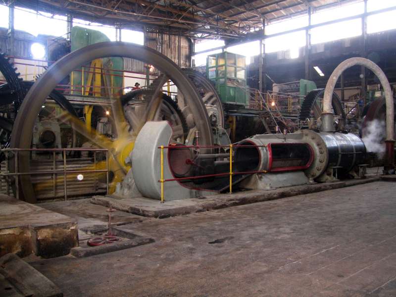 Dampfmaschine: Maschinenaußenseite, Kurbel vorn links