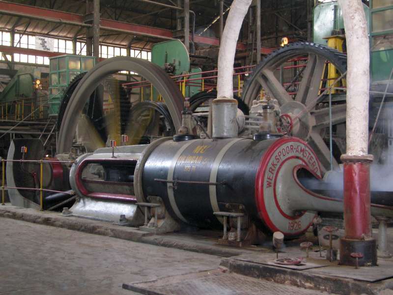 Dampfmaschine: Maschinenaußenseite, Zylinder vorn rechts