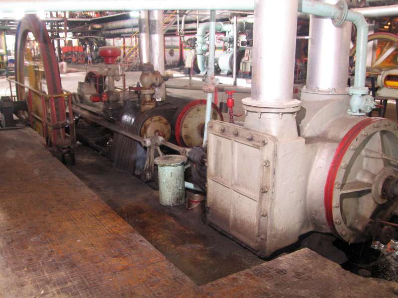 Dampfpumpe: Pumpzylinder mit Schieberkasten rechts vorn