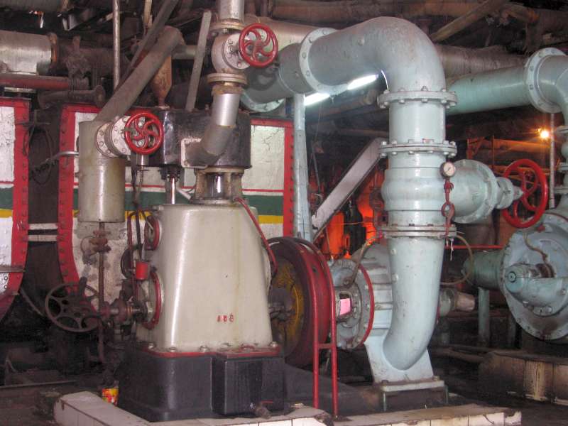 Dampfmaschine: Pumpe rechts, Dampfmaschine links